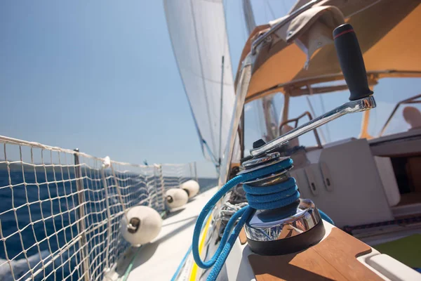 Verricello con corda su una barca a vela in mare — Foto Stock