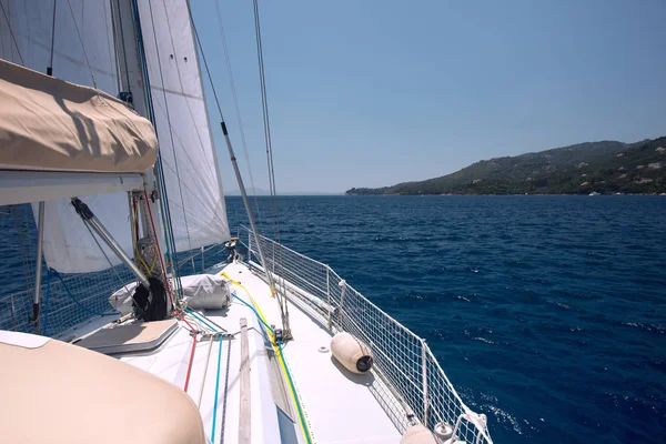 Navigazione a vela nel Mar Mediterraneo — Foto Stock