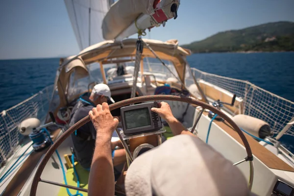 Marinaio che tiene il timone della barca a vela — Foto Stock