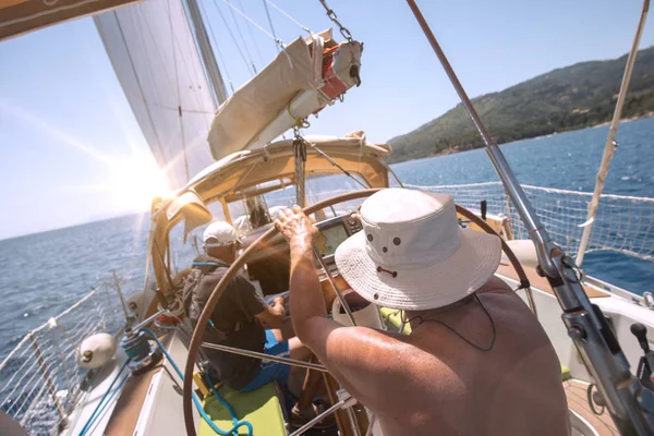 Marinaio che tiene il timone della barca a vela — Foto Stock