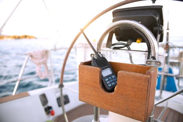 Ombord på kommunikationsradio på en segelbåt — Stockfoto