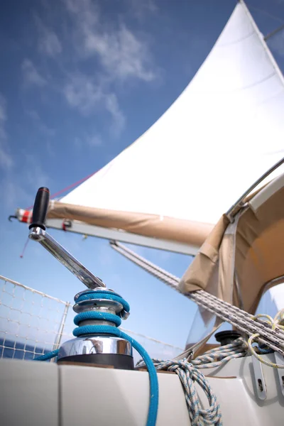 Verricello con corda su una barca a vela in mare — Foto Stock