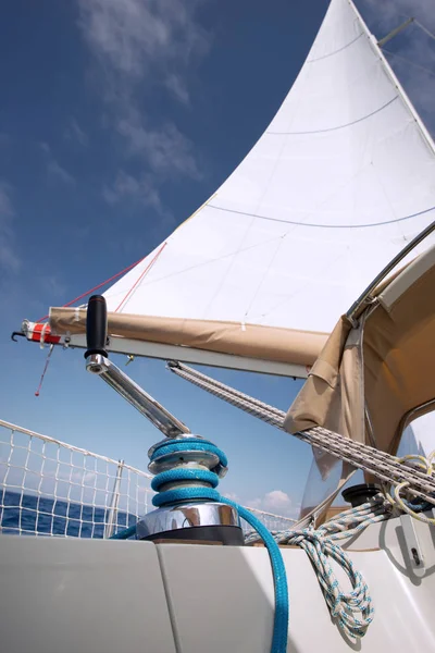 Verricello con corda su una barca a vela in mare — Foto Stock