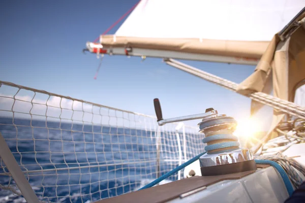 Verricello con corda su una barca a vela in mare — Foto Stock