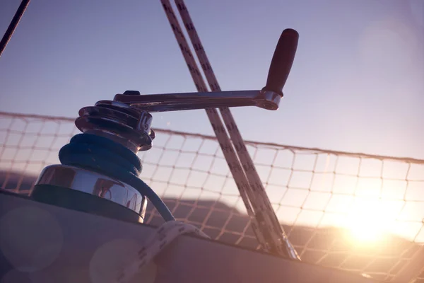 Vinsch med rep på en segelbåt i havet — Stockfoto