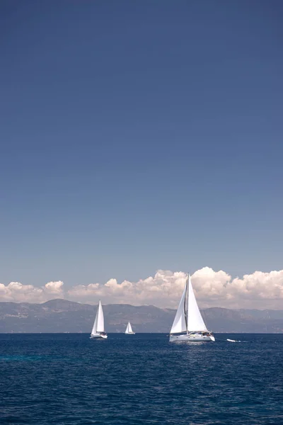 Вітрильні човни, що пливуть у Середземному морі — стокове фото