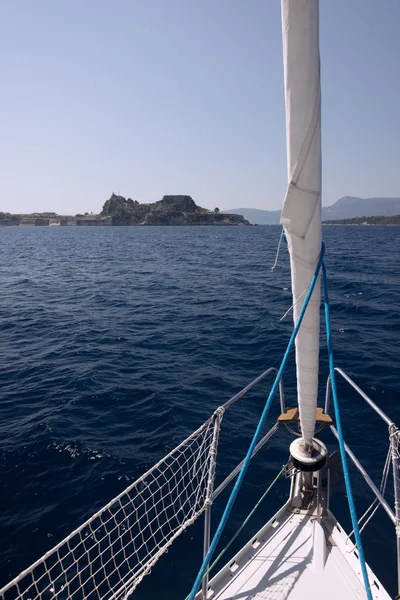 Barca a vela che raggiunge un'isola nel Mar Mediterraneo — Foto Stock