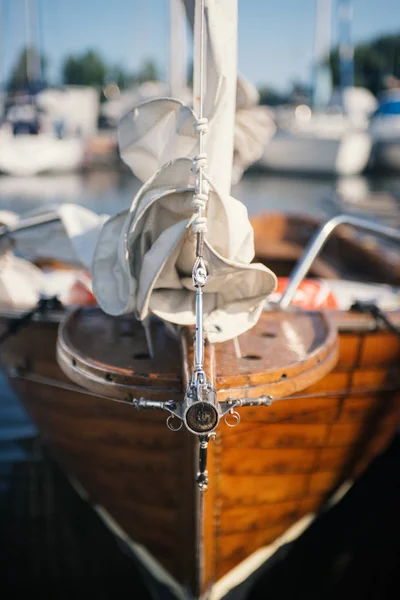 Vintage trä segelbåt vid hamnen — Stockfoto