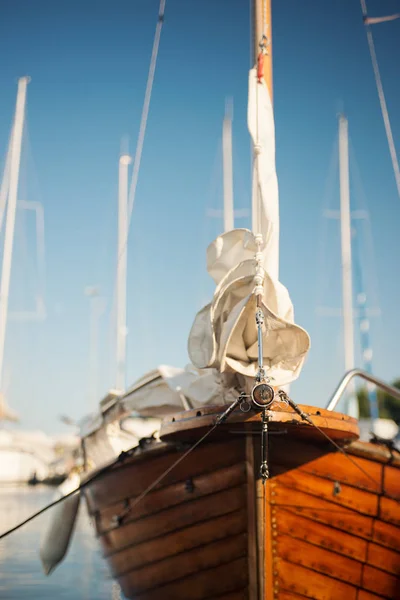 Винтажный деревянный парусник в гавани — стоковое фото