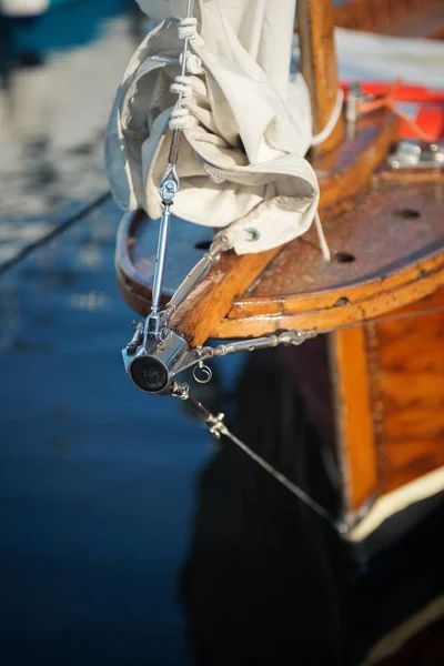 Vintage trä segelbåt vid hamnen — Stockfoto