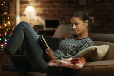 Kadın o hediye olarak alınan bir kitap okuma