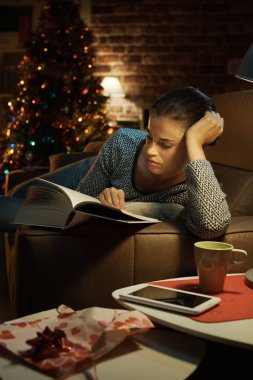 Kadın o hediye olarak alınan bir kitap okuma