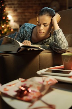 Kadın o hediye olarak alınan bir kitap okuma