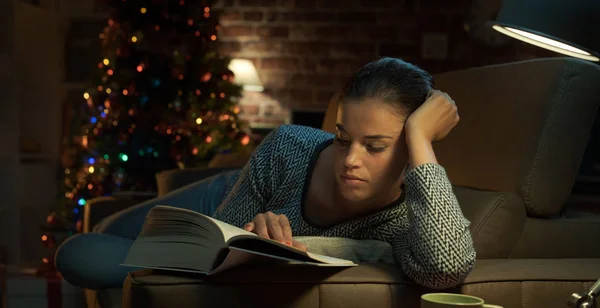 Mulher lendo um livro na véspera de Natal — Fotografia de Stock