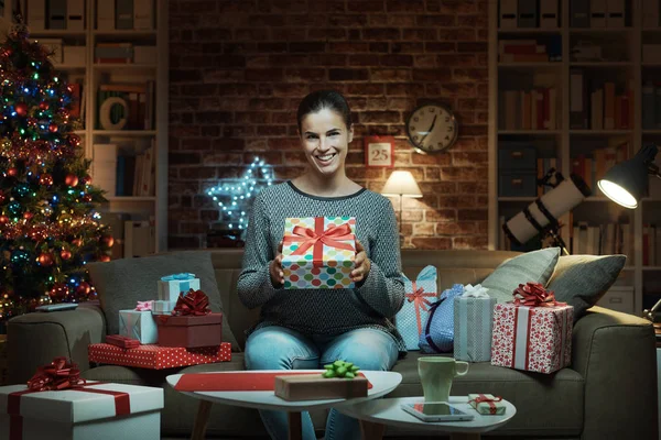Fröhliche Frau mit vielen Weihnachtsgeschenken — Stockfoto