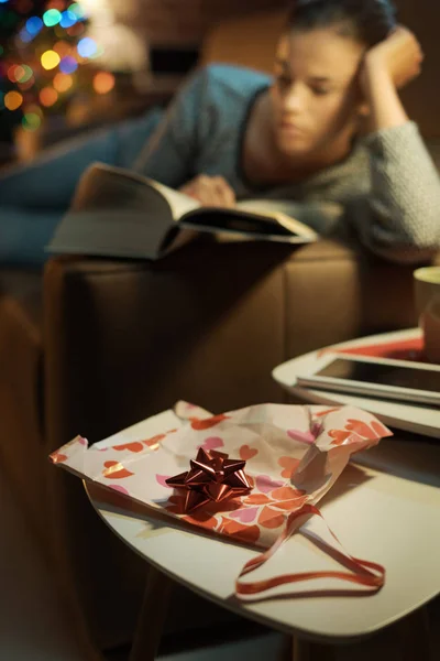 Woman reading a book she received as gift — Stock Photo, Image