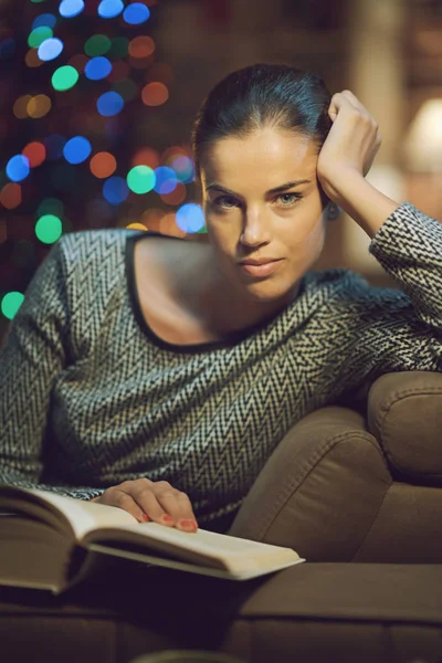 Portrait of a woman reading a book — Stock Photo, Image