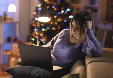 Noel arifesinde film izlerken kadın