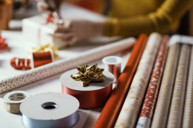 Kadın evde Noel hediyeleri kaydırma