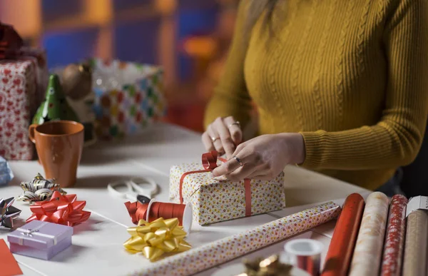 Perempuan Membungkus Hadiah Natal Di Rumah — Stok Foto