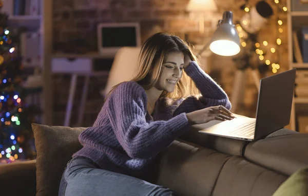 Lächelnde Frau an Heiligabend mit ihrem Laptop — Stockfoto