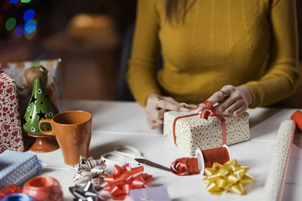 Femeia împachetează cadouri de Crăciun acasă — Fotografie, imagine de stoc