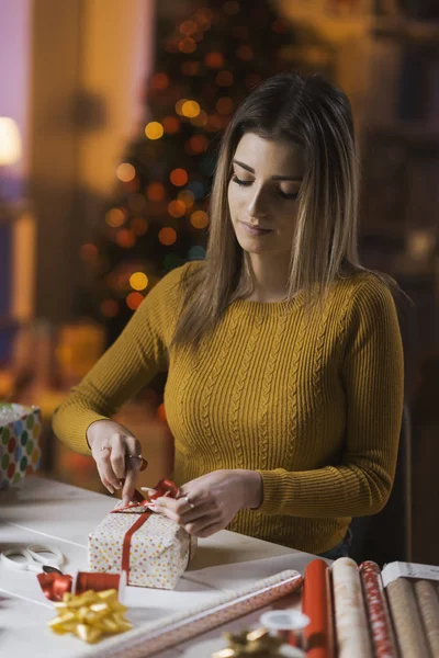 Vrouw inwikkeling van giften van Kerstmis thuis — Stockfoto