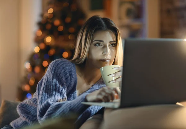 Frau entspannt zu Hause und verbindet an Heiligabend — Stockfoto