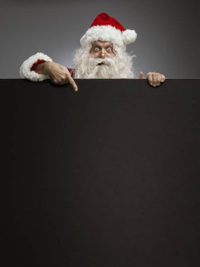 Neşeli Noel Baba boş reklam tabelaya işaret