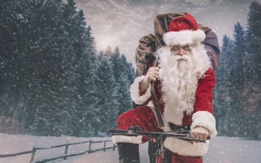 Bir bisiklet sürme ve hediyeler taşıyan Santa
