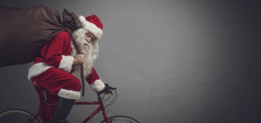 Bir bisiklet sürme ve hediyeler taşıyan Santa
