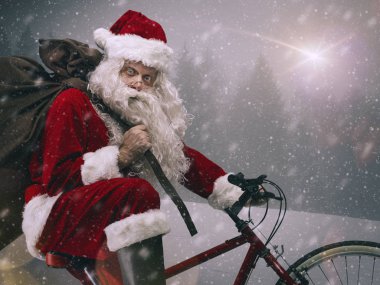 Bir bisiklet sürme ve hediyeler taşıyan Santa
