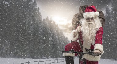 Bir bisiklet sürme ve hediyeler taşıyan Santa