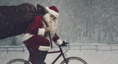 Bir bisiklet sürme ve hediyeler taşıyan Santa