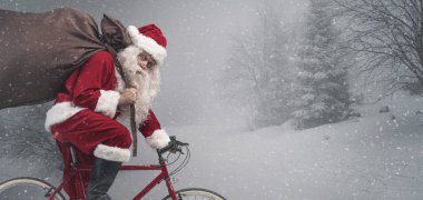 Bir bisiklet sürme ve hediyeler taşıyan Santa