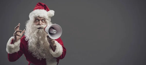 Papai Noel gritando com um megafone — Fotografia de Stock