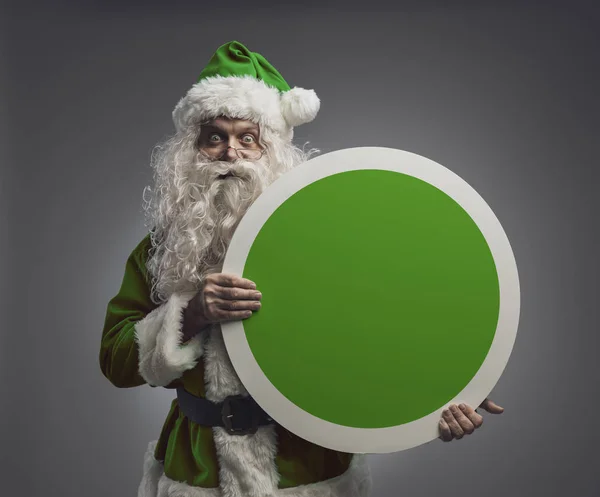 Verde eco-friendly Santa segurando um sinal em branco — Fotografia de Stock
