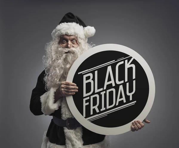 Papai Noel segurando um sinal de anúncio Black Friday — Fotografia de Stock