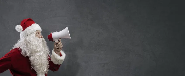 Père Noël annonçant un message avec un mégaphone — Photo