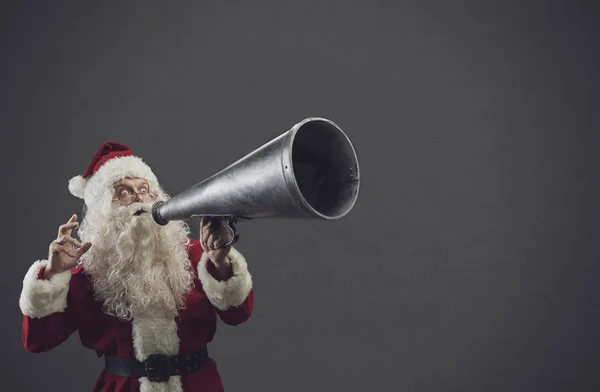 Santa Claus kiabálás egy megafon, vintage — Stock Fotó
