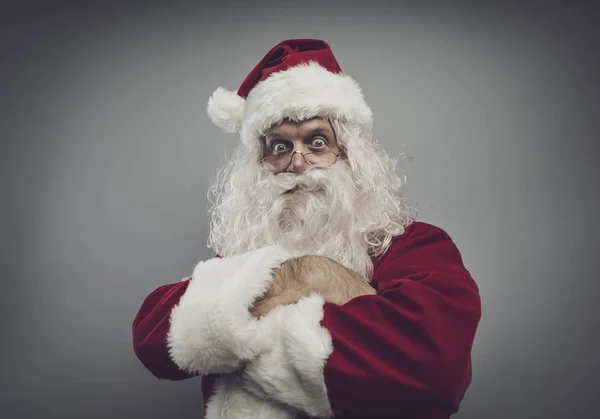 Vertrouwen grappige santa poseren met armen gekruist — Stockfoto