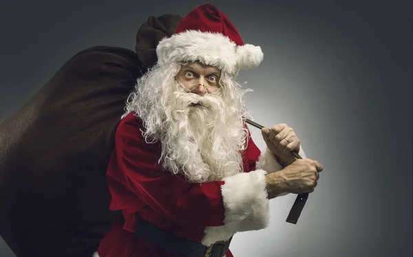 サンタ クロース クリスマスのギフト袋を運ぶ — ストック写真