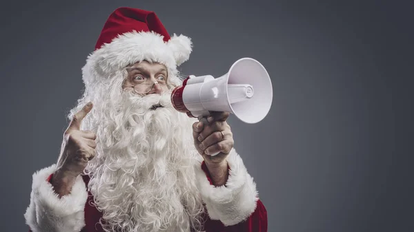 Weihnachtsmann ruft mit Megafon — Stockfoto
