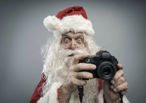 Weihnachtsmann macht Urlaubsfotos — Stockfoto