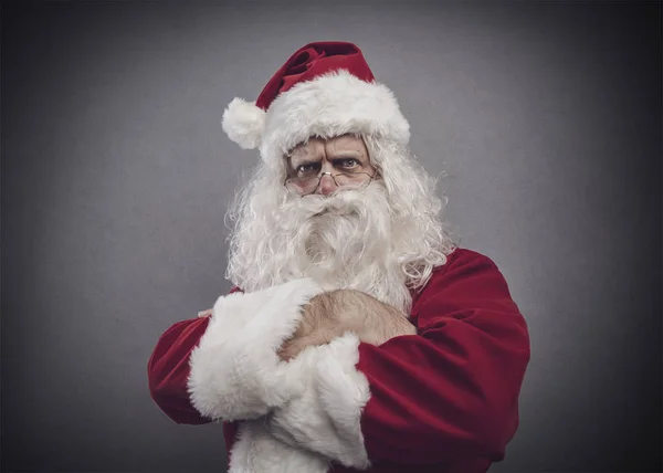 Selbstbewusst furchtlos Weihnachtsmann posiert mit verschränkten Armen — Stockfoto