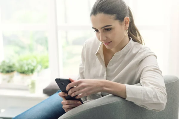 Mujer feliz conectar con su teléfono inteligente — Foto de Stock