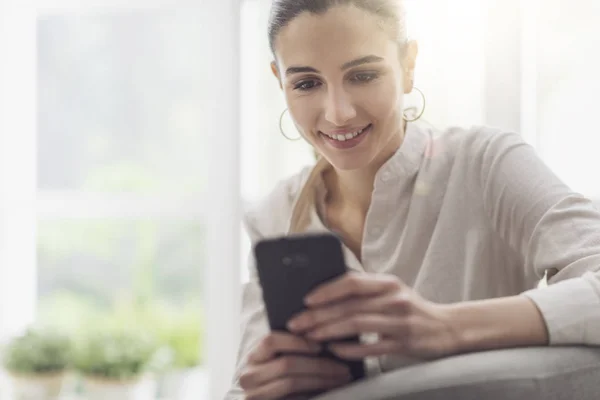 幸せな女彼女のスマート フォンとの接続 — ストック写真