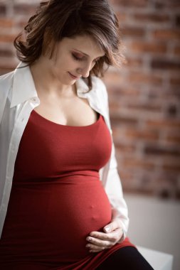 Mutlu genç anne evde poz