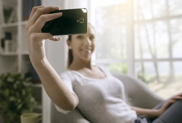 Fata face selfie-uri cu smartphone-ul ei — Fotografie, imagine de stoc