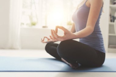 Genç kadın evde meditasyon pratik